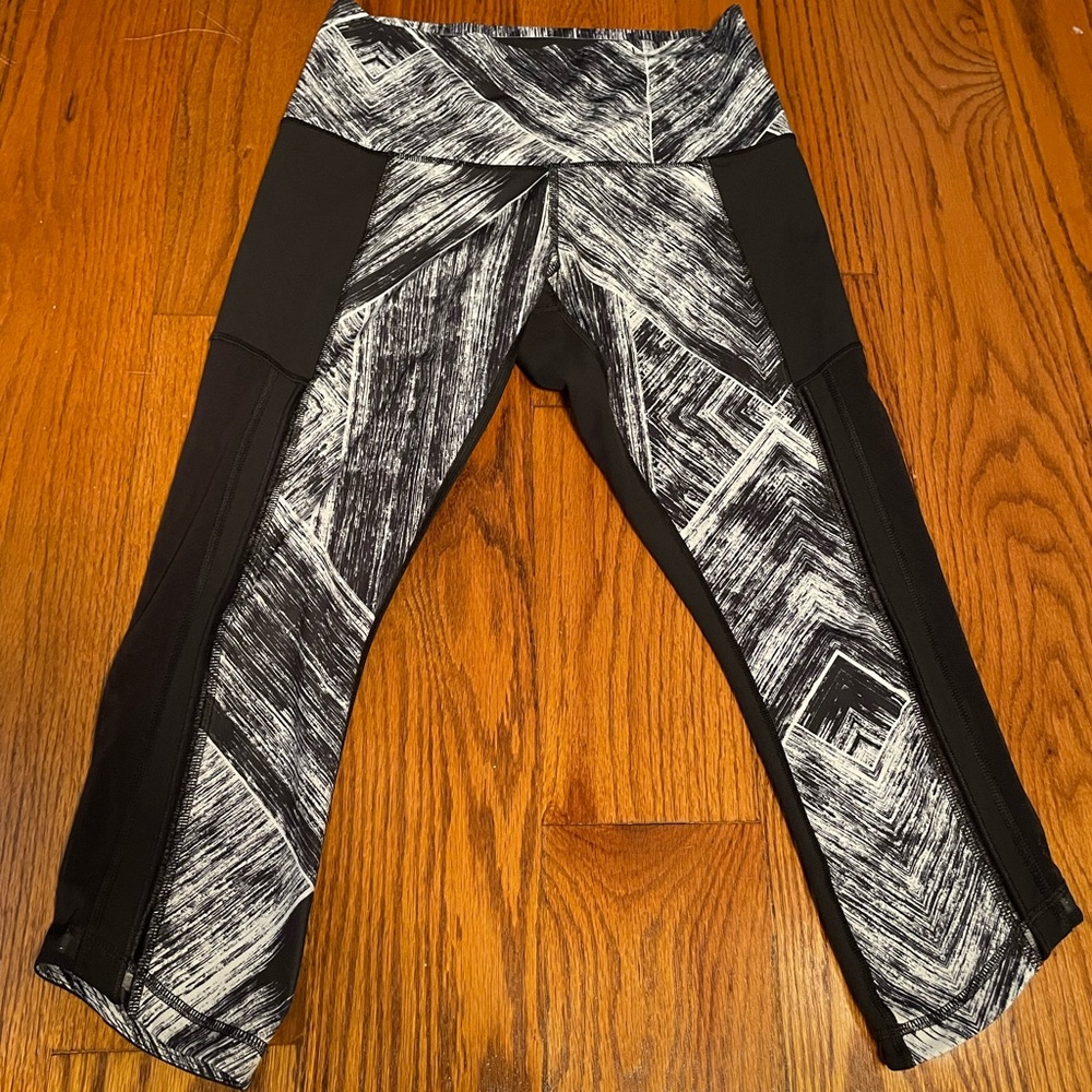 Lululemon Legging Women Size 8 Hot To Street Crop Heat Wave White Black